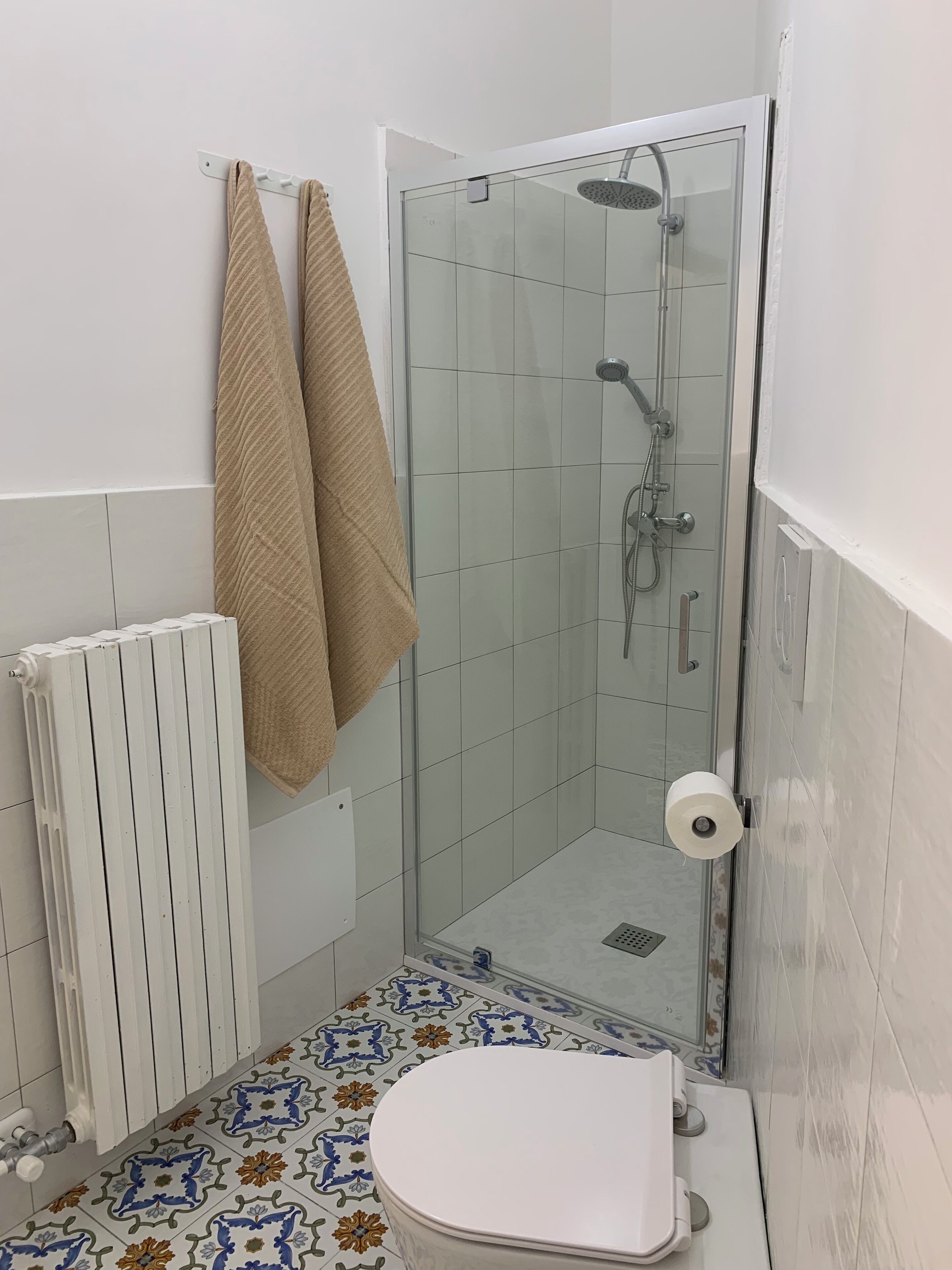 Een douche, een haardroger, een bidet, handdoeken