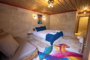 Quarto casal júnior | Roupas de cama antialérgicas, frigobar, individualmente decorados