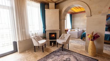 King Suite Room | Hypo-allergenic bedding, minibar, individually decorated