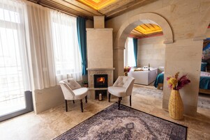 King Suite Room | Allergivenligt sengetøj, minibar, individuelt design