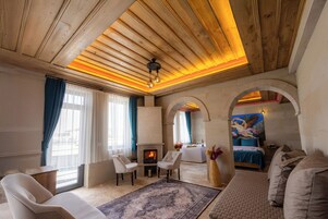 King Suite Room | Allergivenligt sengetøj, minibar, individuelt design