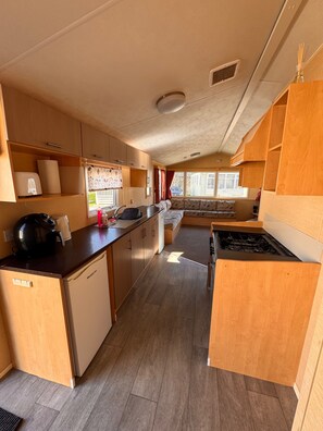 Chalet | Private kitchen | Fridge, oven, stovetop, electric kettle - 3 Bed Caravan - Side Gated Decking, Wifi, Pets (Abergele)