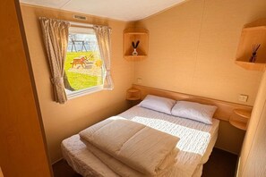 3 bedrooms, free WiFi - 3 Bed Caravan - Side Gated Decking, Wifi, Pets (Abergele)