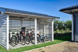Un espace de stationnement pour vélos abrité, où sont garés plusieurs vélos.