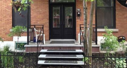 Spacious fully renovated 5-bedroom two floor condo in Montréal with AC, WiFi