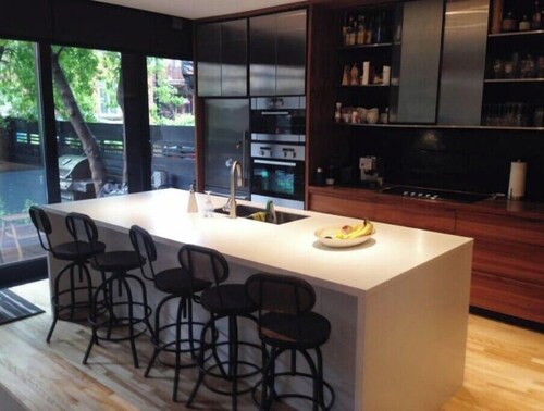 Spacious fully renovated 5-bedroom two floor condo in Montréal with AC, WiFi