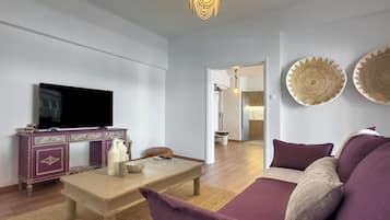 Deluxe Apartment, City View | Living area