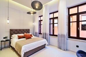 2 dormitorios, tabla de planchar con plancha, cuna de viaje