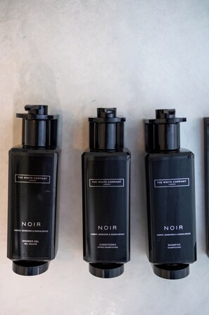 Dép đi trong nhà, khăn tắm, xà phòng, dầu gội 