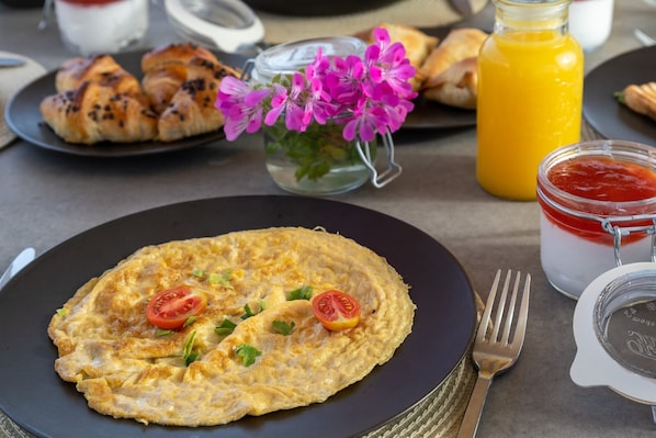 Free daily continental breakfast - You and Me Suites Oia (Oia)