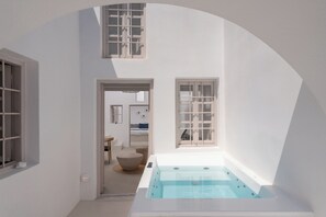 Suite Premium, baignoire à jets, vue mer | Coin séjour | Télévision à écran plat de 32 pouces avec chaînes par câble