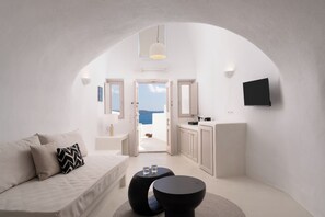 Honeymoon Suite, Jetted Tub, Sea View | Soundproofing, iron/ironing board, free WiFi - You and Me Suites Oia (Oia)