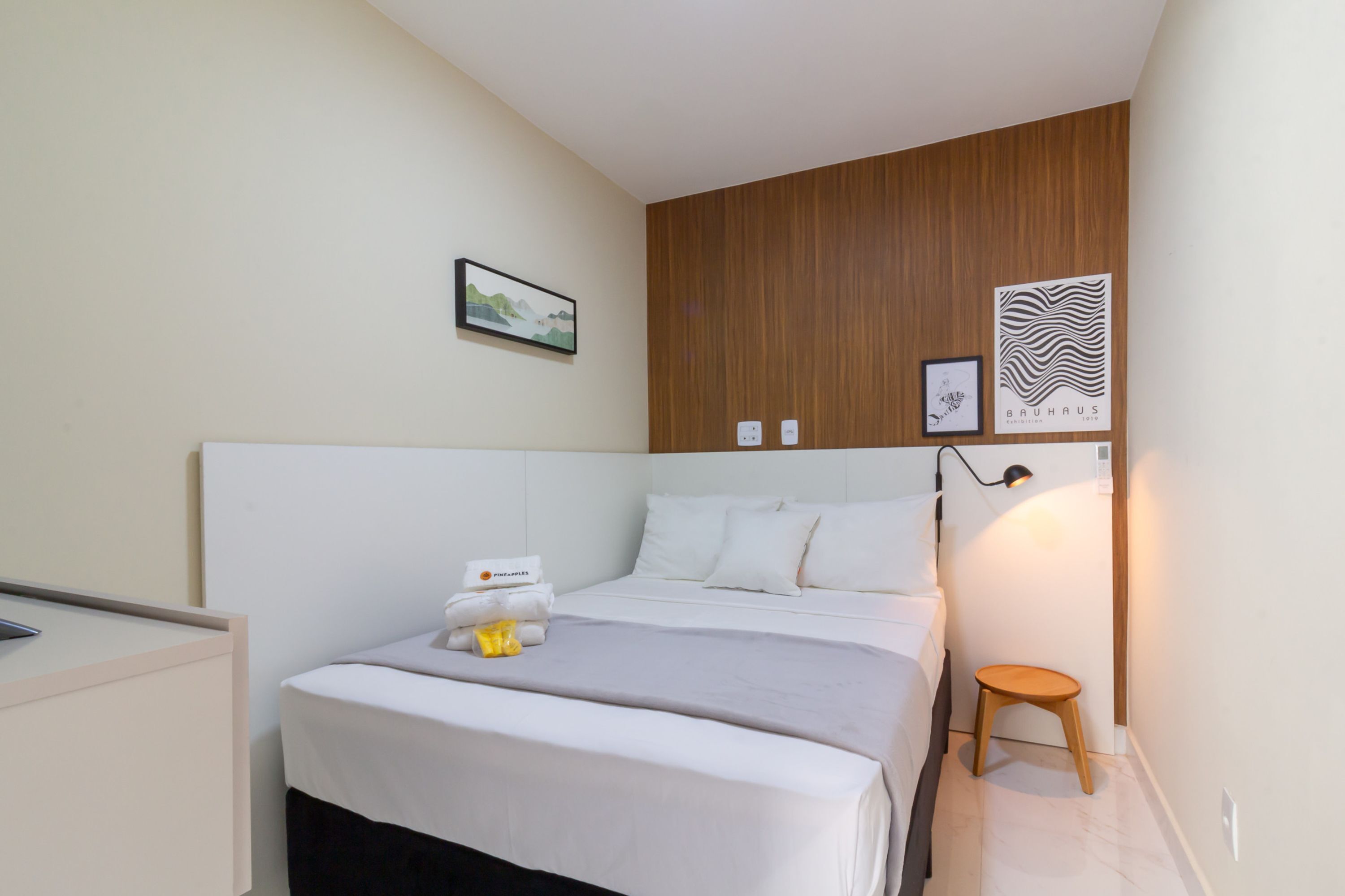 1 slaapkamer, een bureau, een strijkplank/strijkijzer, reisbedje