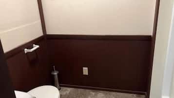 Regadera, toallas, papel de baño