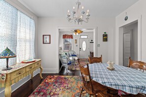 Dining - Charming 2-bedroom cottage in beautiful Galveston with AC, WiFi (Galveston)