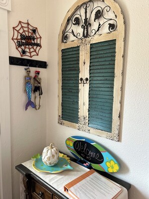 Interior - Charming 2-bedroom cottage in beautiful Galveston with AC, WiFi (Galveston)