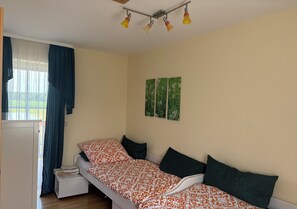 3 bedrooms, travel cot, bed sheets