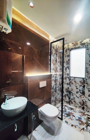 Shower, towels, soap - Sharnam Villas near Omkareshwar 3BHK (Sanawad)