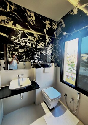 Douche, serviettes fournies, savon