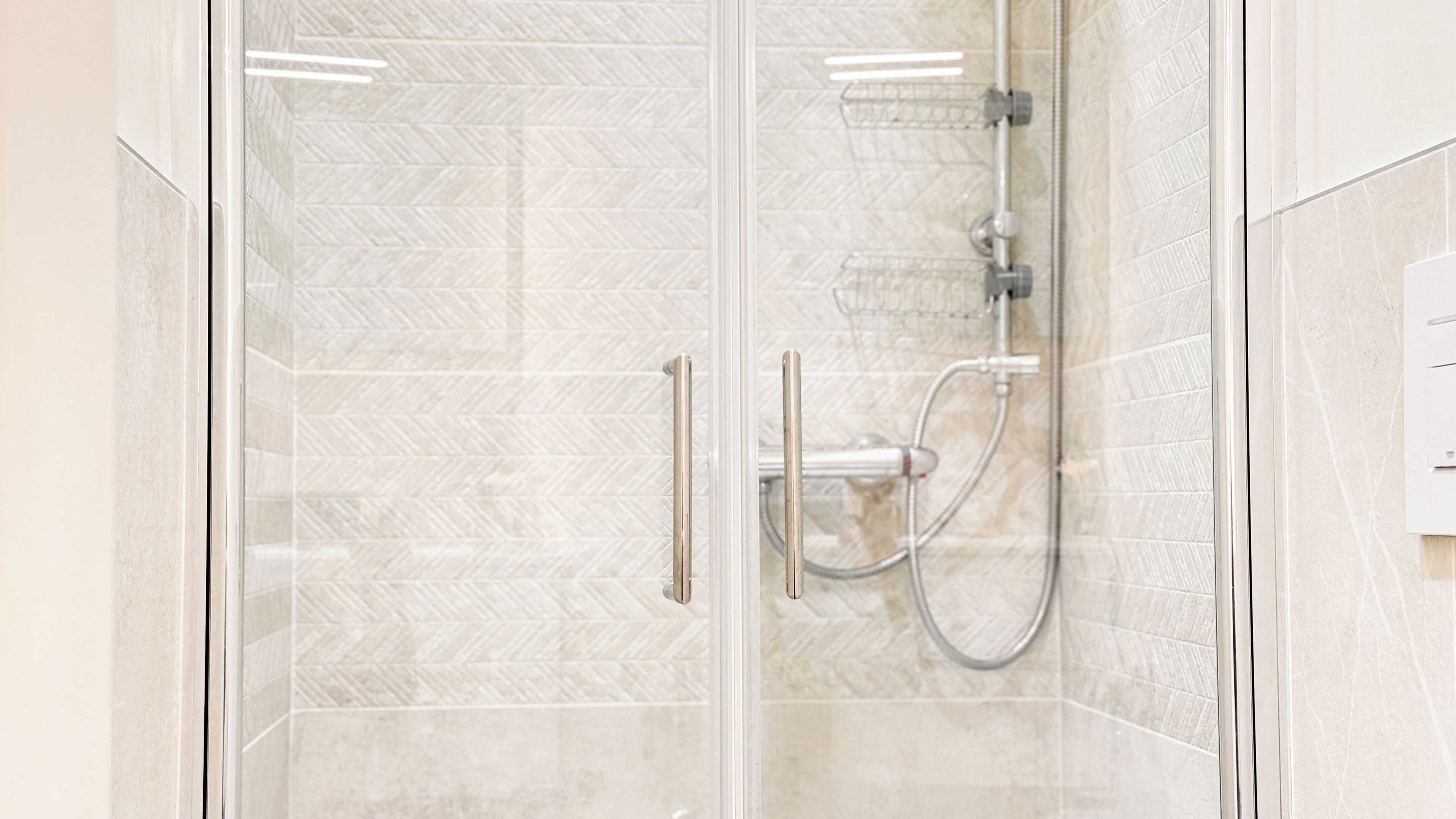 Ducha, bidet, toallas