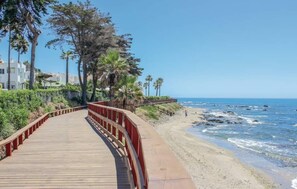 Ligstoelen aan het strand, strandlakens