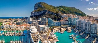 Beautiful flat located within walking distance to the beach and shops.