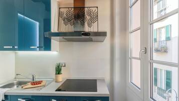 Kühlschrank, Ofen, Herdplatte, Wasserkocher mit Kaffee-/Teezubehör