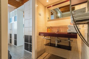 Bruser, hårtørrer, bidet, håndklæder