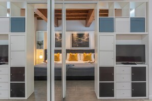 Iron/ironing board, free WiFi, bed sheets - Domus 2 in Como - Studio Apartment, Sleeps 2 (Como)