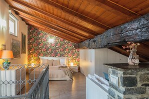 Tabla de planchar con plancha, wifi gratis, ropa de cama