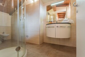 Shower, hair dryer, bidet, towels