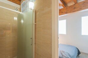6 bedrooms, iron/ironing board, free WiFi, bed sheets
