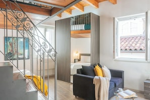 6 bedrooms, iron/ironing board, free WiFi, bed sheets