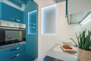 Fridge, microwave, oven, stovetop - Domus in Como - Six Bedroom Apartment, Sleeps 15 (Como)