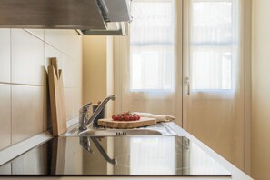 Kühlschrank, Mikrowelle, Ofen, Herdplatte