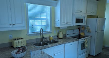 "Limon Lodge" 70" TV, Central AC, WiFi ,Private patio, Free parking. Quiet...