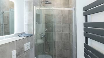 Haartrockner, Handtücher, Toilettenpapier