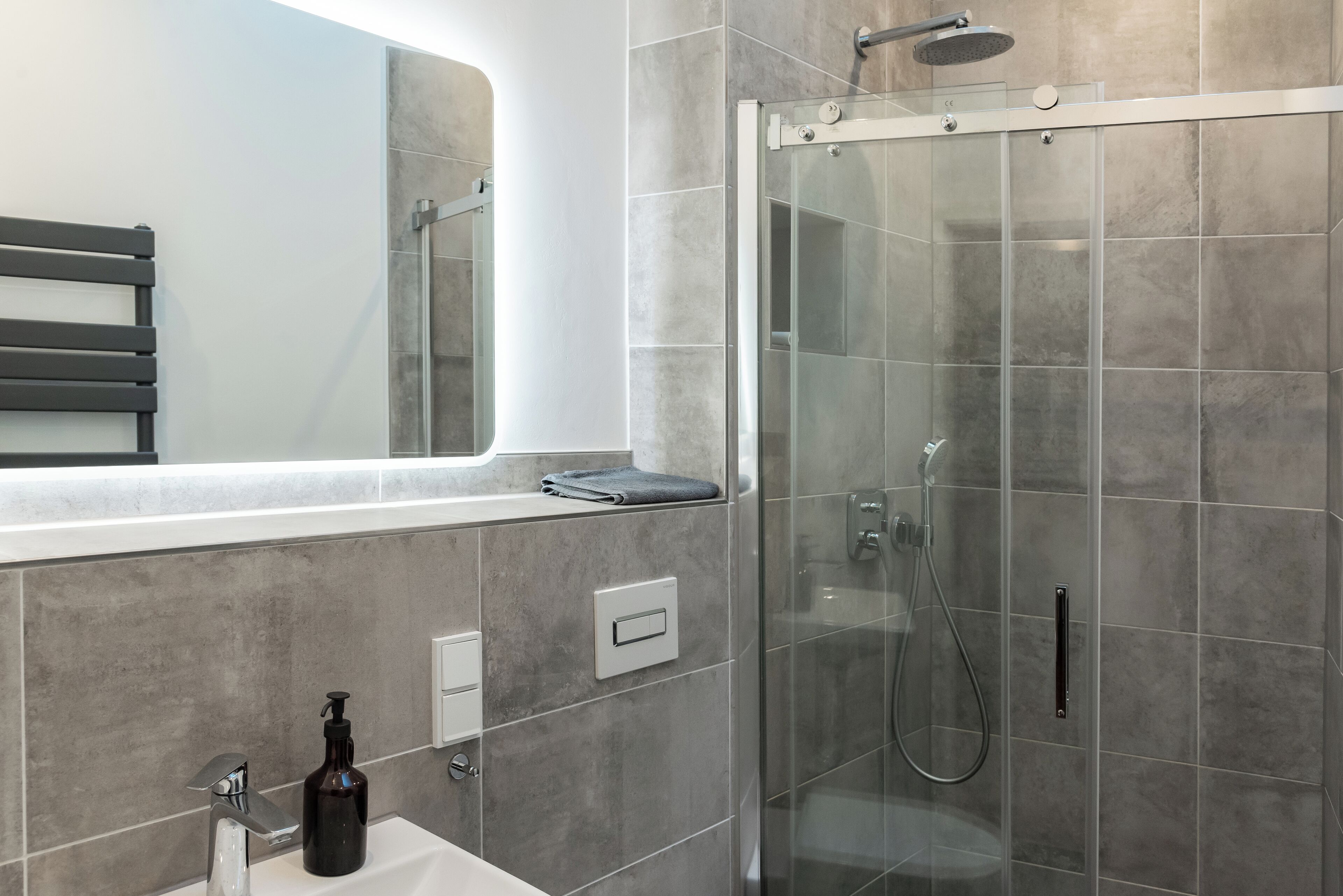 Secadora de cabello, toallas, papel de baño 