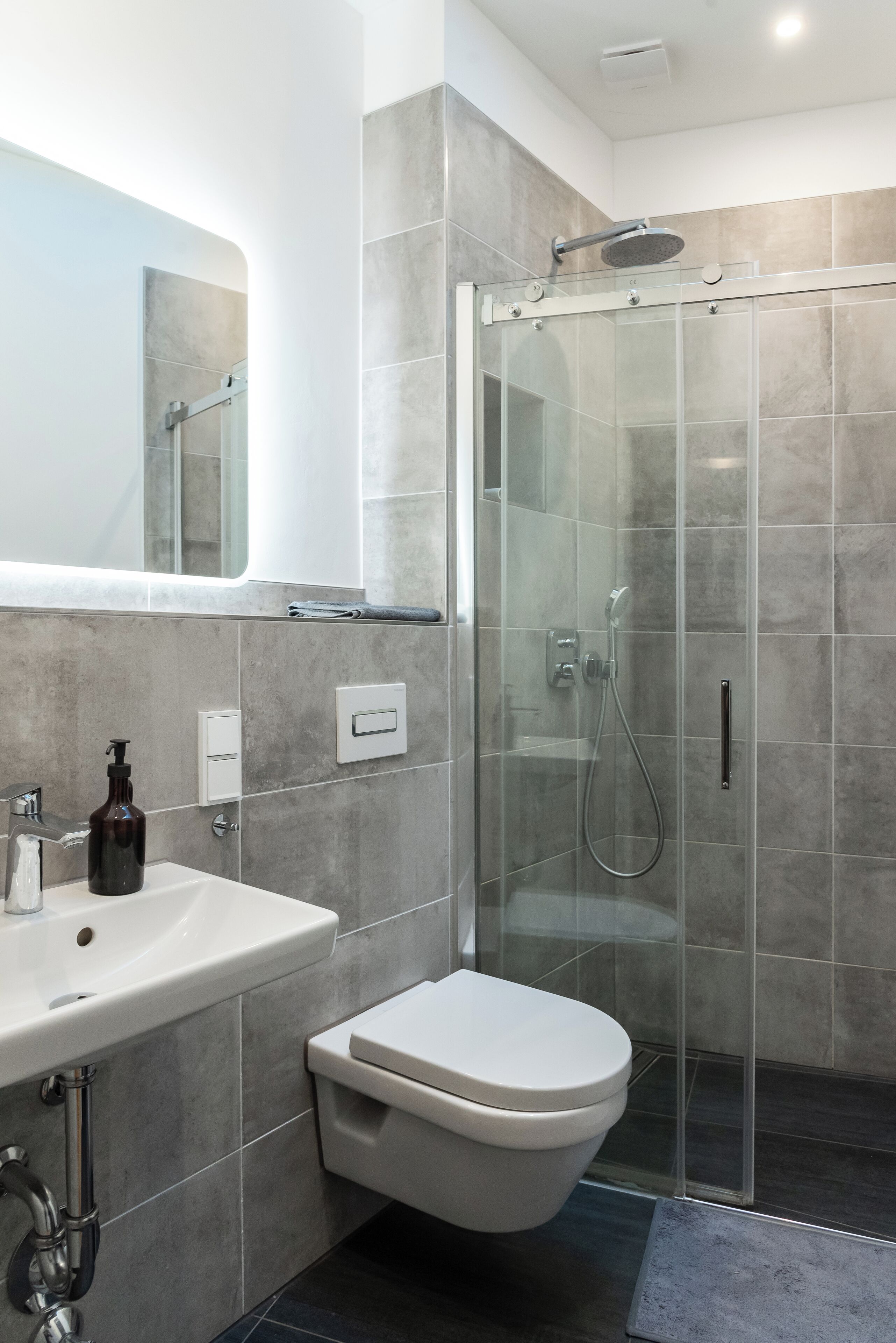 Haartrockner, Handtücher, Toilettenpapier