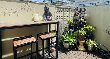 Minutes drive or Walk to scenic Melbourne beaches or bars and restaurants