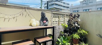 Minutes drive or Walk to scenic Melbourne beaches or bars and restaurants
