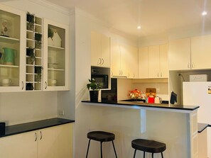 Microwave, oven, dishwasher - Minutes drive or Walk to scenic Melbourne beaches or bars and restaurants (Windsor)