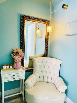 Interior - Minutes drive or Walk to scenic Melbourne beaches or bars and restaurants (Windsor)