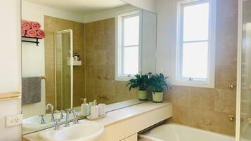 Dusche, Haartrockner, Handtücher, Seife