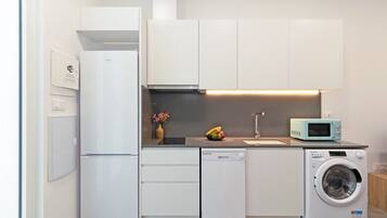 Een koelkast, een microgolfoven, een vaatwasser