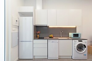 Fridge, microwave, dishwasher, coffee/tea maker