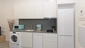 Køleskab, mikrobølgeovn, opvaskemaskine, kaffe-/temaskine