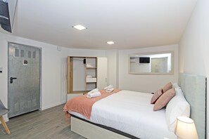 2 bedrooms, iron/ironing board, Internet, bed sheets