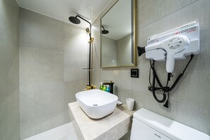 Habitación doble estándar, vista a la ciudad | Baño | Secadora de cabello, toallas, shampoo, papel de baño 