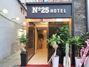 Vista frontal de la propiedad